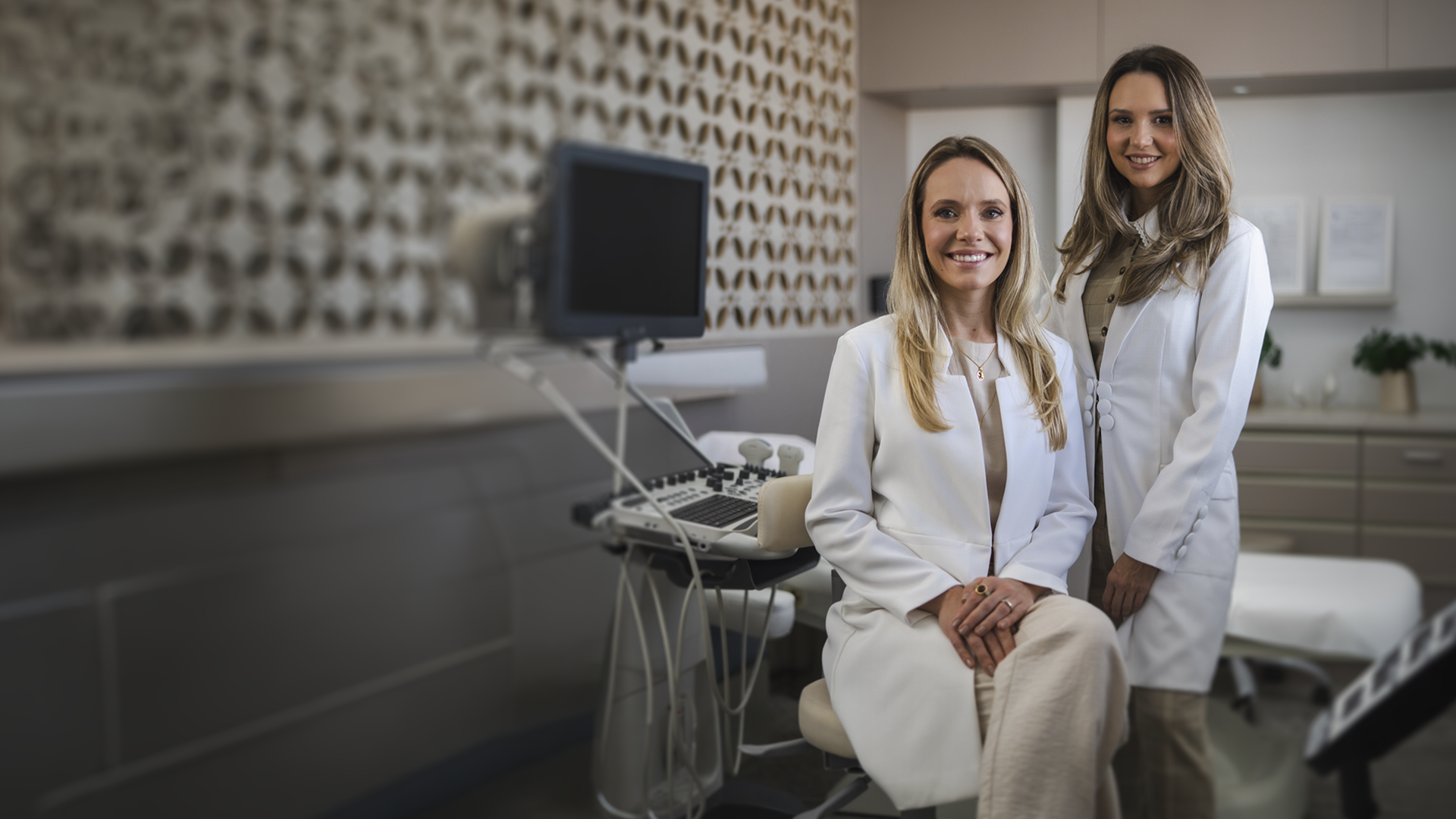 Dra. Marianne Andretta Ramos e Dra. Adriana Smaniotto Linhares no consultório da Vein Vitae
