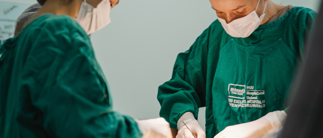 Cirurgiãs vasculares durante microcirurgia de varizes