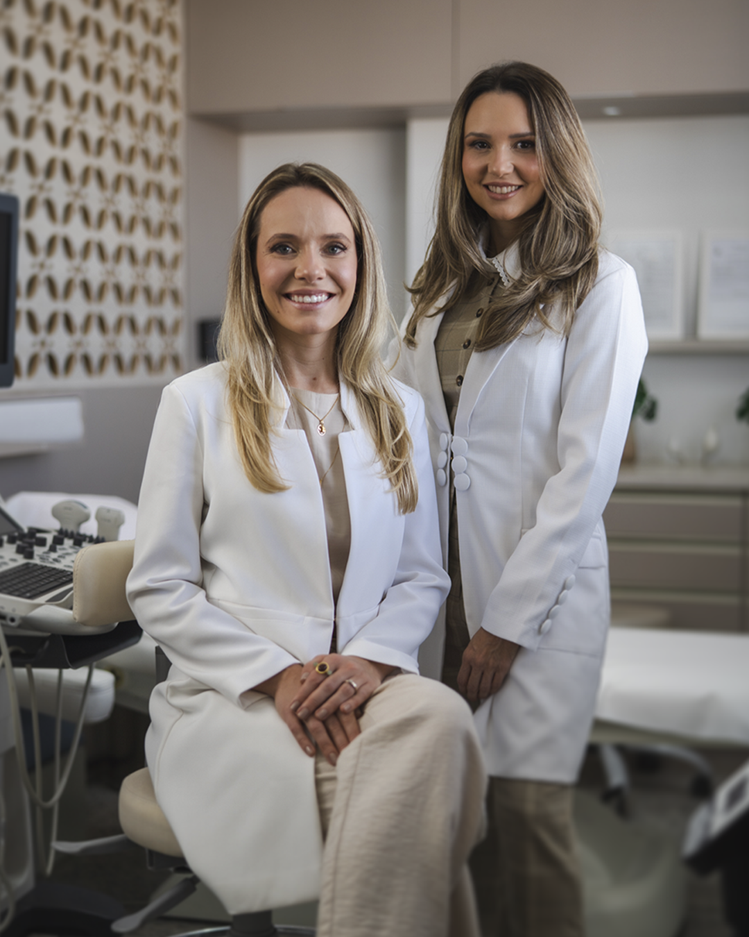 Dra. Marianne Andretta Ramos e Dra. Adriana Smaniotto Linhares no consultório da Vein Vitae